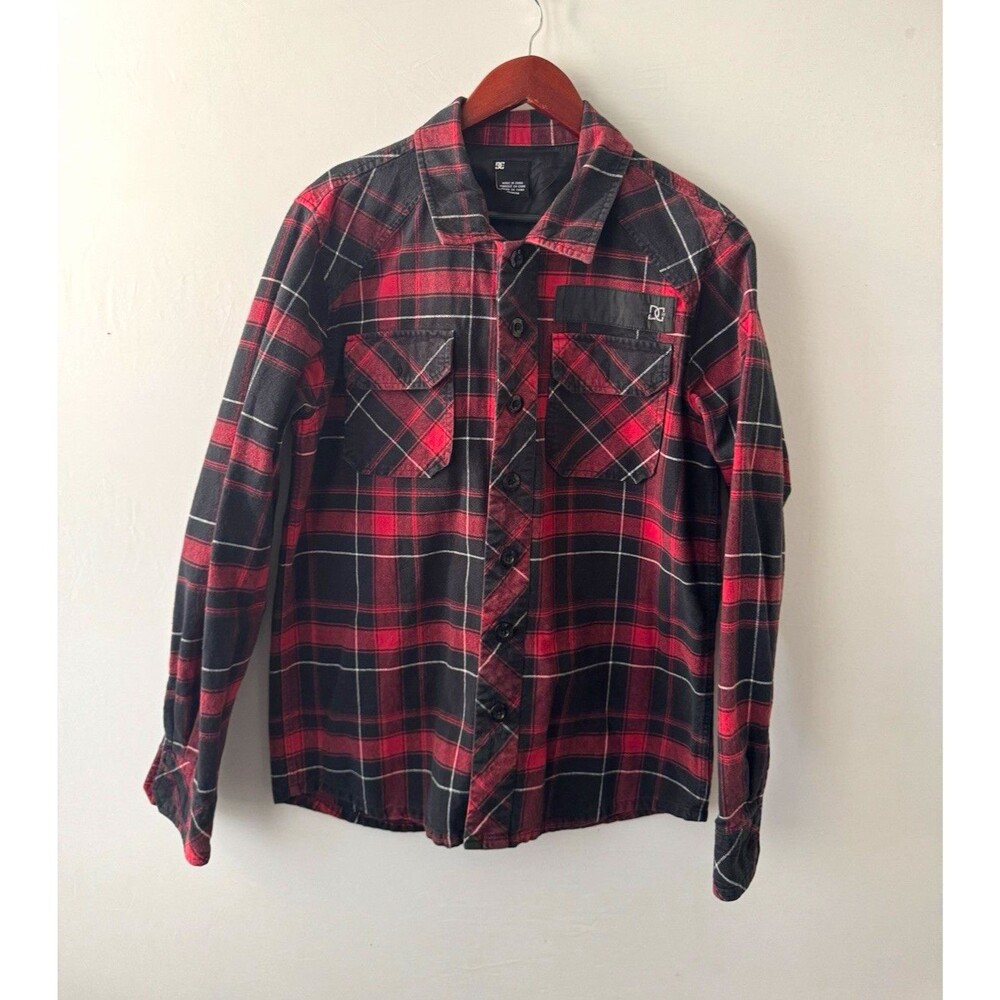 DC Men’s M Red/Black Plaid Flannel Button-Up Shirt Long Sleeve Pockets
